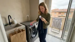 Bisogna lavare i vestiti nuovi prima di indossarli? Cosa può restare sui tessuti e come fare il primo lavaggio senza rovinarli