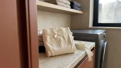 Perché sulle mutandine c’è un fiocchetto davanti: la vera origine di un dettaglio storico