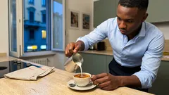 Latte nel tè: perché si usa, cosa cambia davvero in tazza e come aggiungerlo senza rovinare l’infusione