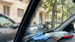 Puntini neri sui vetri dell’auto: cosa sono e a cosa servono davvero (e come non rovinarli)