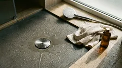 Doccia al mattino o alla sera? Cosa cambia davvero per sonno, pelle e consumi