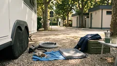 Coppie in campeggio puntano su una caravan sotto la tonnellata: il dettaglio che cambia lo spazio