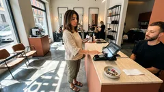 Mancia dal parrucchiere: quanto lasciare davvero (e come non bloccarsi davanti al POS)