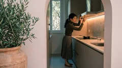 Luce della cappa accesa di notte: quanto ti costa davvero (e quando ha senso)