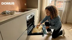 Né spray né sgrassatori: pulisci la porta del forno con una patata (e quando passare al bicarbonato)