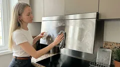 Acciaio inox in cucina: dopo lo sgrassaggio, una goccia di olio per bambini fa la differenza