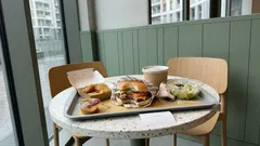 Cosa evitare al fast food (e cosa chiedere) per non restare delusi: i consigli di chi sta dietro al banco