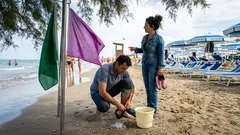 Bandiera viola in spiaggia: cosa ti sta avvisando davvero (anche quando il mare sembra perfetto)