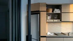 Pensili sopra il frigo: il dettaglio che molti ignorano (e come usarli per fare ordine senza penalizzare la ventilazione)