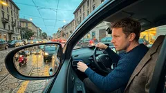 La linea tratteggiata sullo specchietto: cosa indica davvero (e perché cambia la tua visuale)