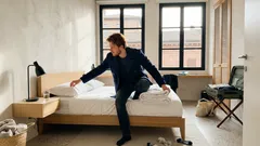 Rifare il letto o togliere le lenzuola prima di partire? Il dettaglio che cambia tutto