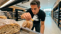 Perché le clip colorate sul pane confezionato non dicono (sempre) se è fresco: cosa controllare davvero
