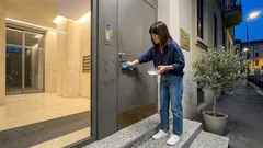 Porta d’ingresso opaca e piena di impronte? Bastano acqua, aceto e sale (in 5 minuti)